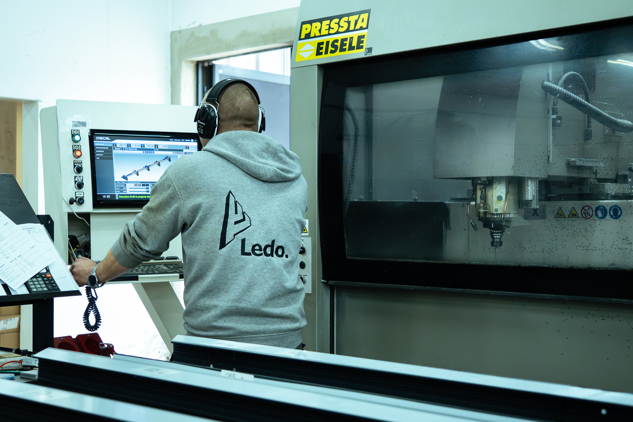 Linia produkcyjna LEDO z nowoczesnymi maszynami do obróbki aluminium