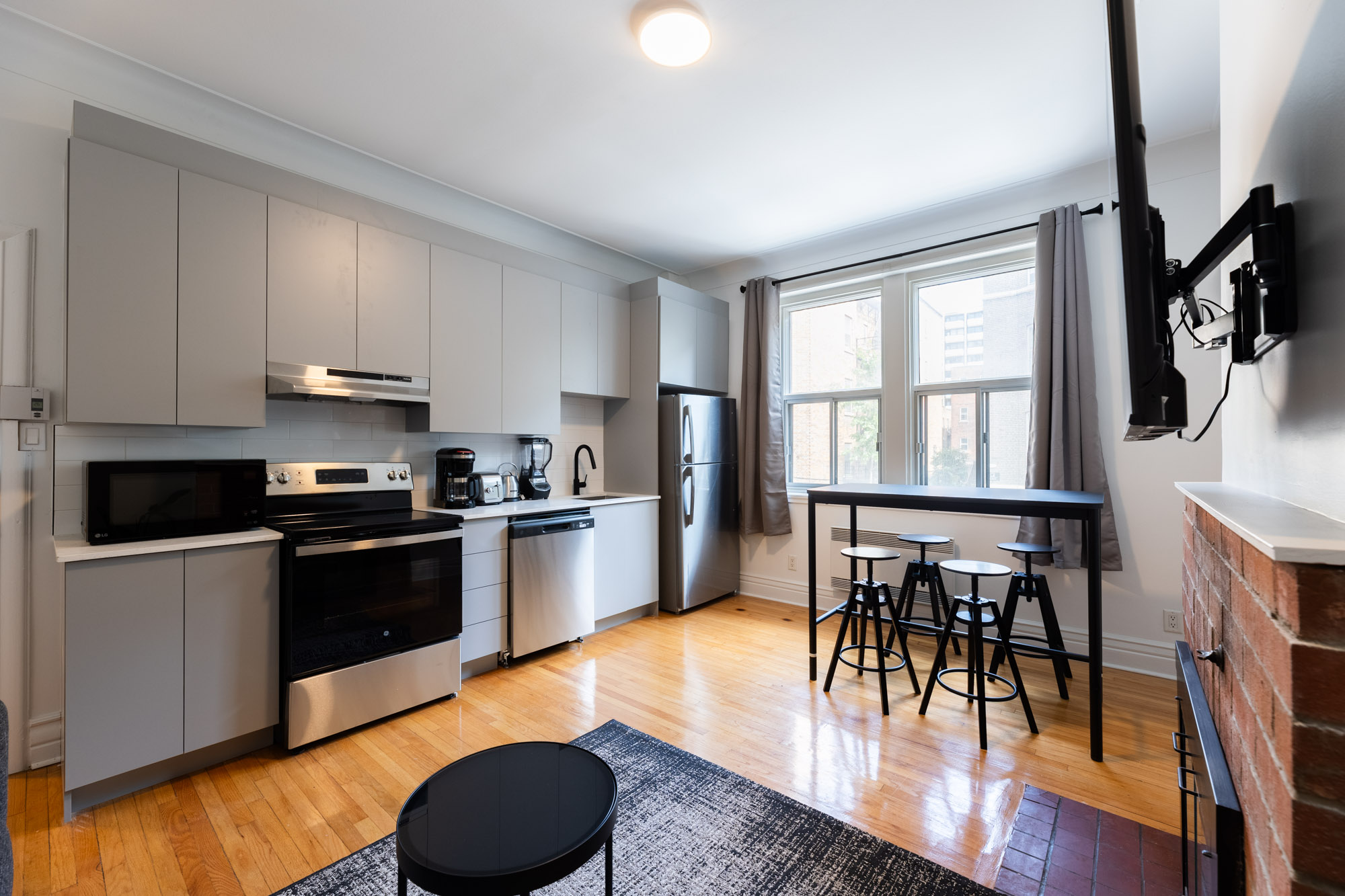 Fully Furnished 5 Bedroom Apartment - 1.5 Bath - Downtown