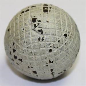 Picture of a guttie: a ball with concentric lines carved all around it