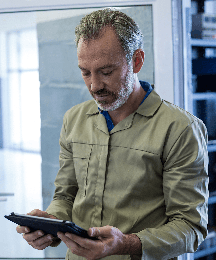 Eine moderne Autoservice- oder Werkstattumgebung, in der ein Team von Serviceberatern gemeinsam an Computern oder Tablets arbeitet. Eine Person zeigt auf den Bildschirm mit einer Auftragsübersicht oder Aufgabenliste, während eine andere Notizen macht oder Daten eingibt. Im Hintergrund sind Werkstattbereiche oder Fahrzeuge leicht erkennbar. Das Bild vermittelt Zusammenarbeit, Transparenz und effiziente Kommunikation im Serviceprozess.