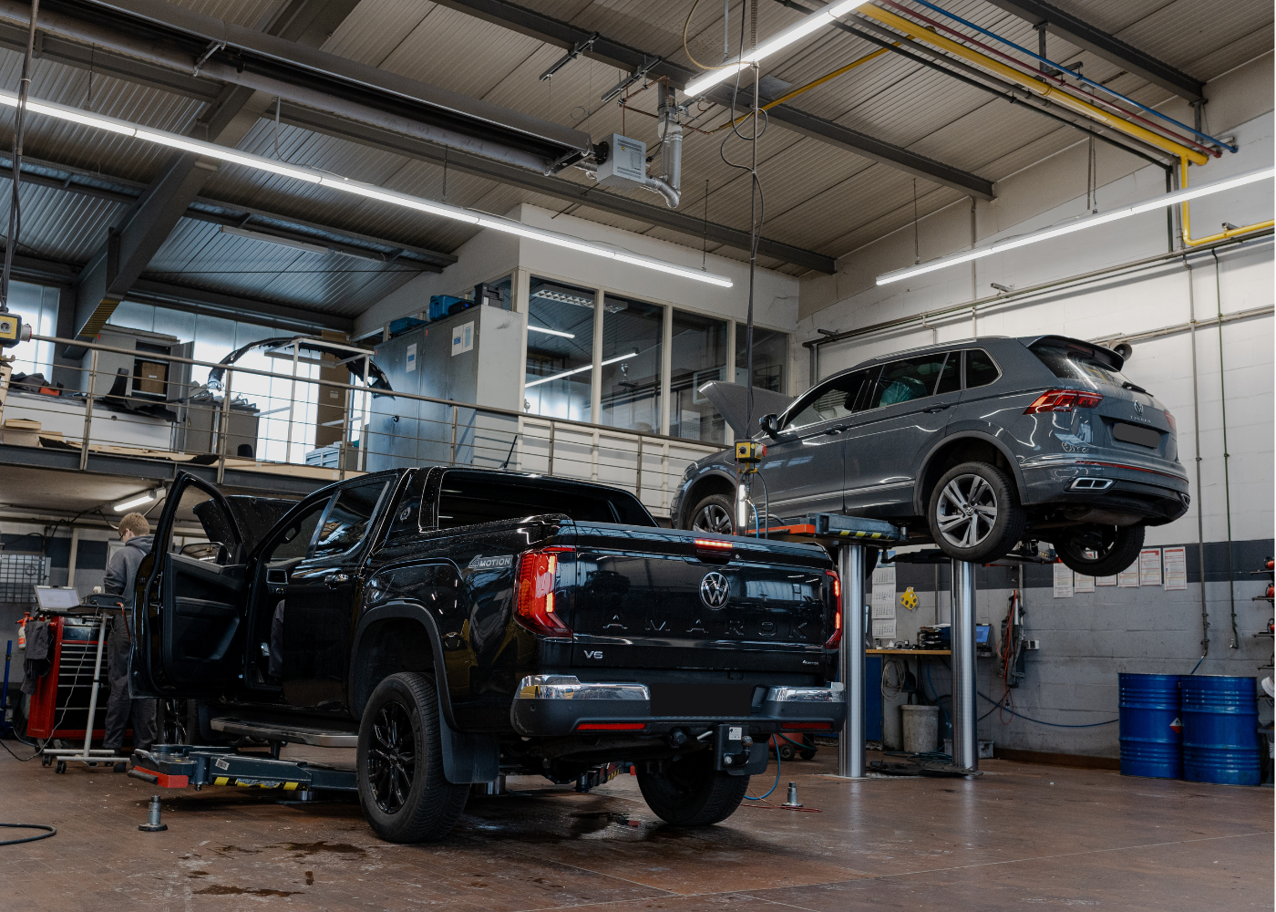 zwei Auto in werkstatt