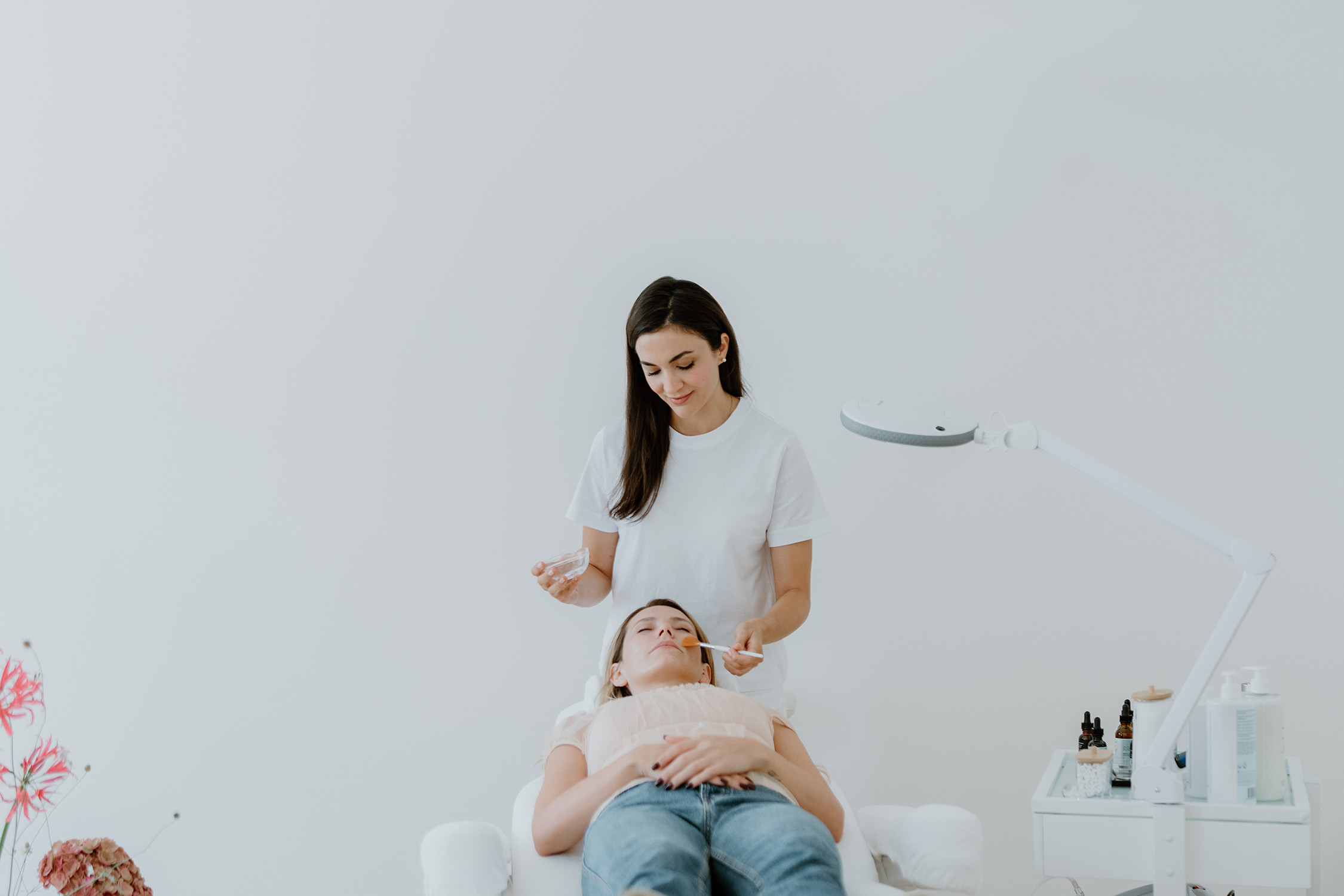 Denise Poteschil im Medical Skin Spa mit Patientin