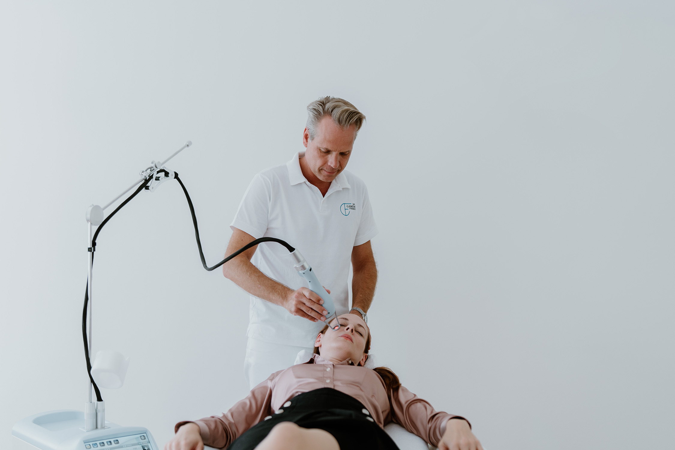 Dr. Clemens Frisee im Medical Skin Spa mit Patientin