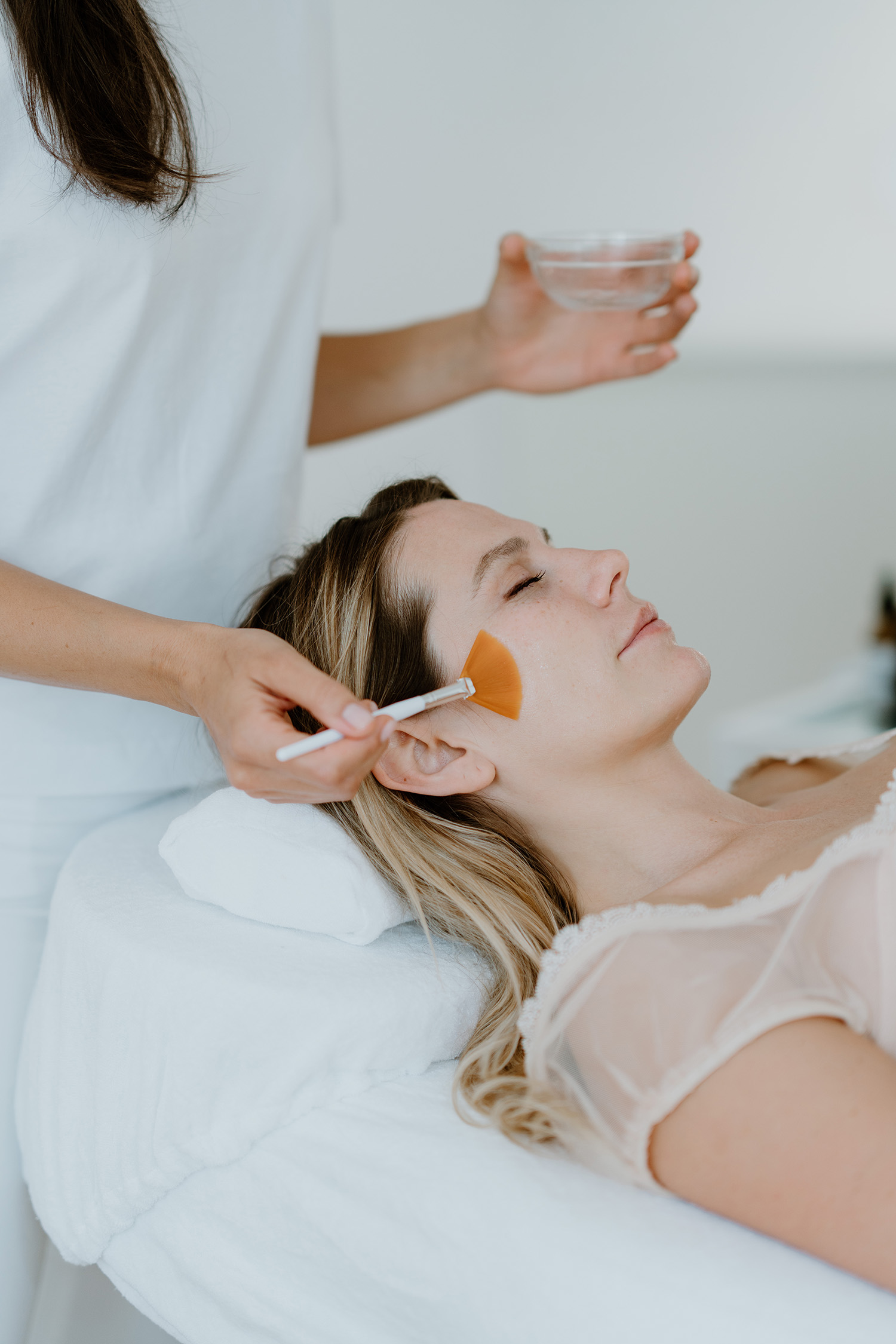 Denise Poteschil im Medical Skin Spa mit Patientin