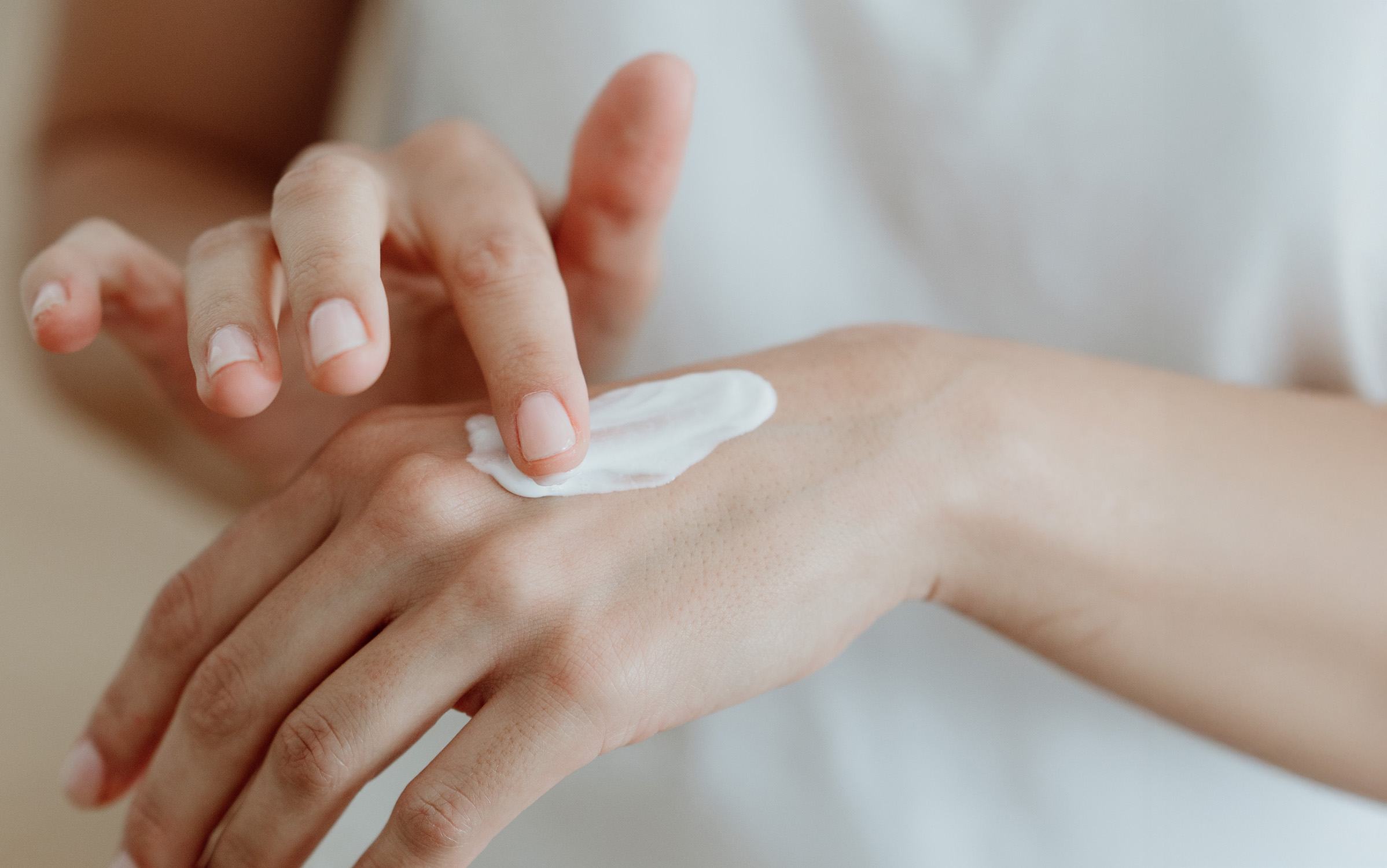 Creme auf der Hand im Medical Skin Spa