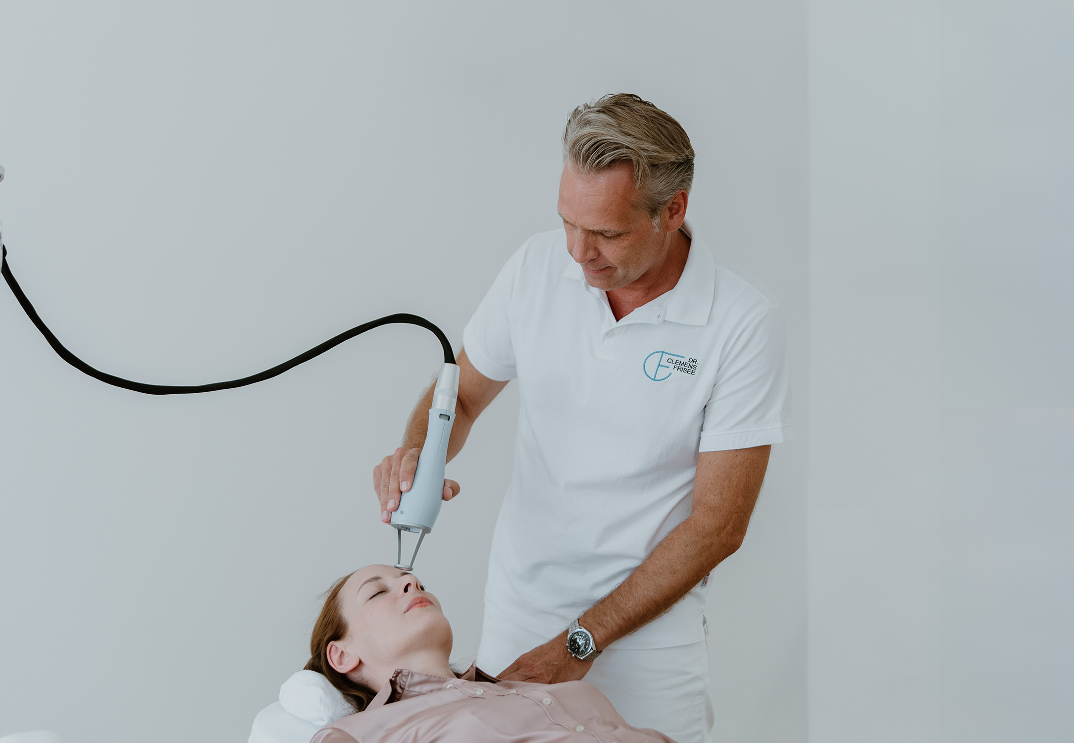 Dr. Clemens Frisee mit einer Patientin beim Lasertreatment