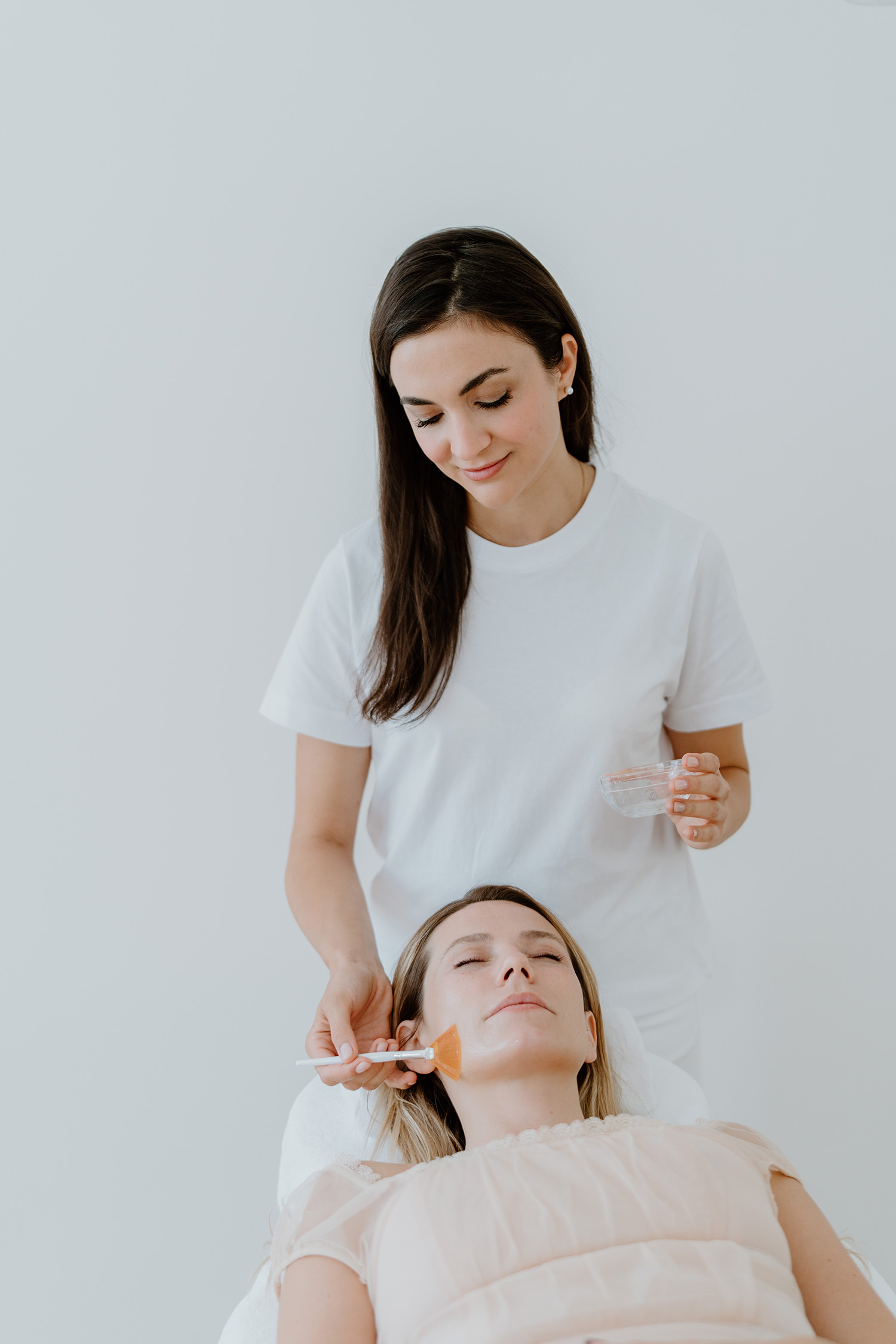 Denise Poteschil im Medical Skin Spa mit Patientin