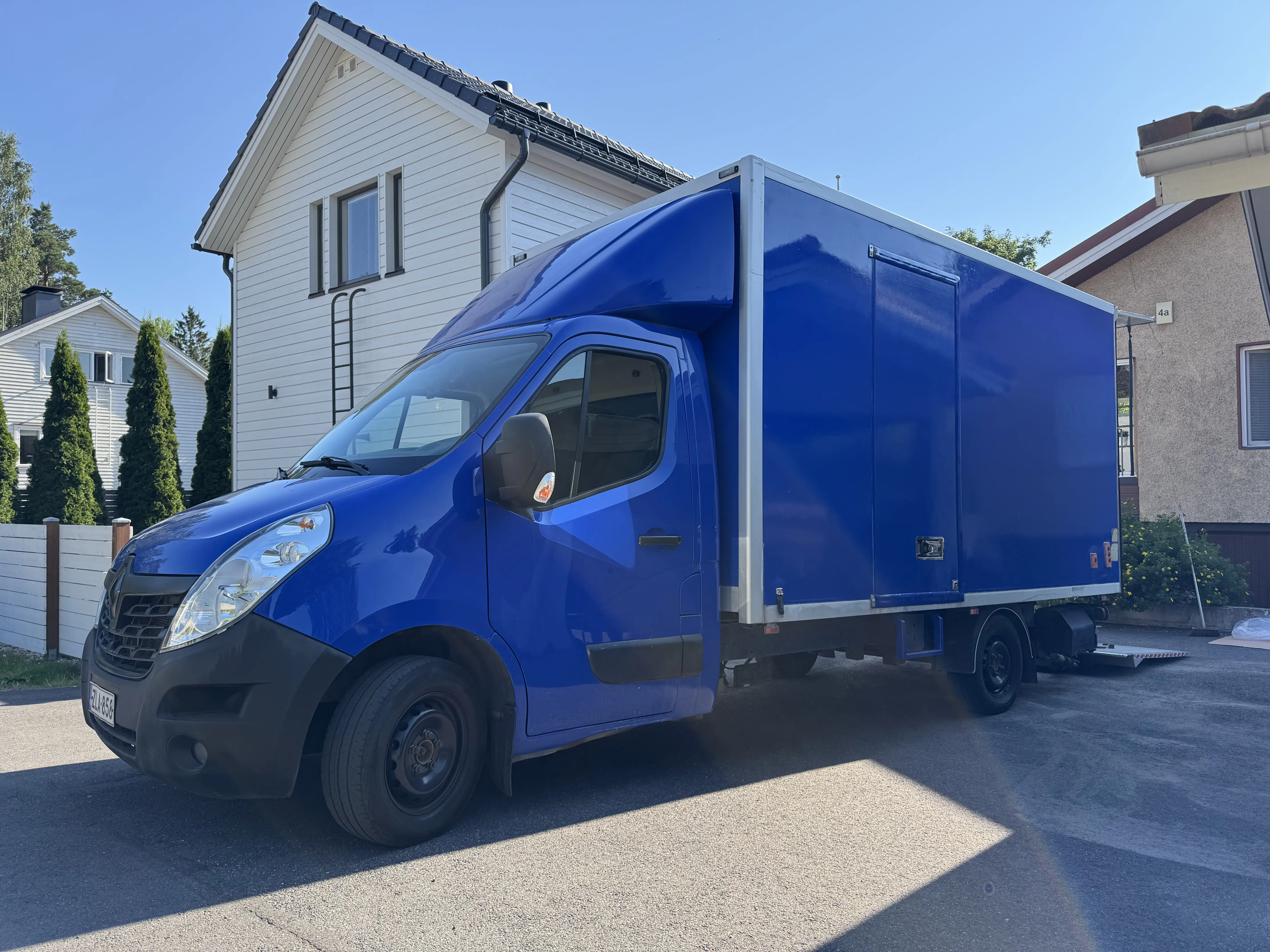 image of longhaul delivery truck