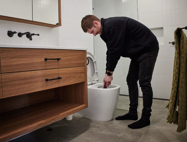 Pat plunging blocked toilet