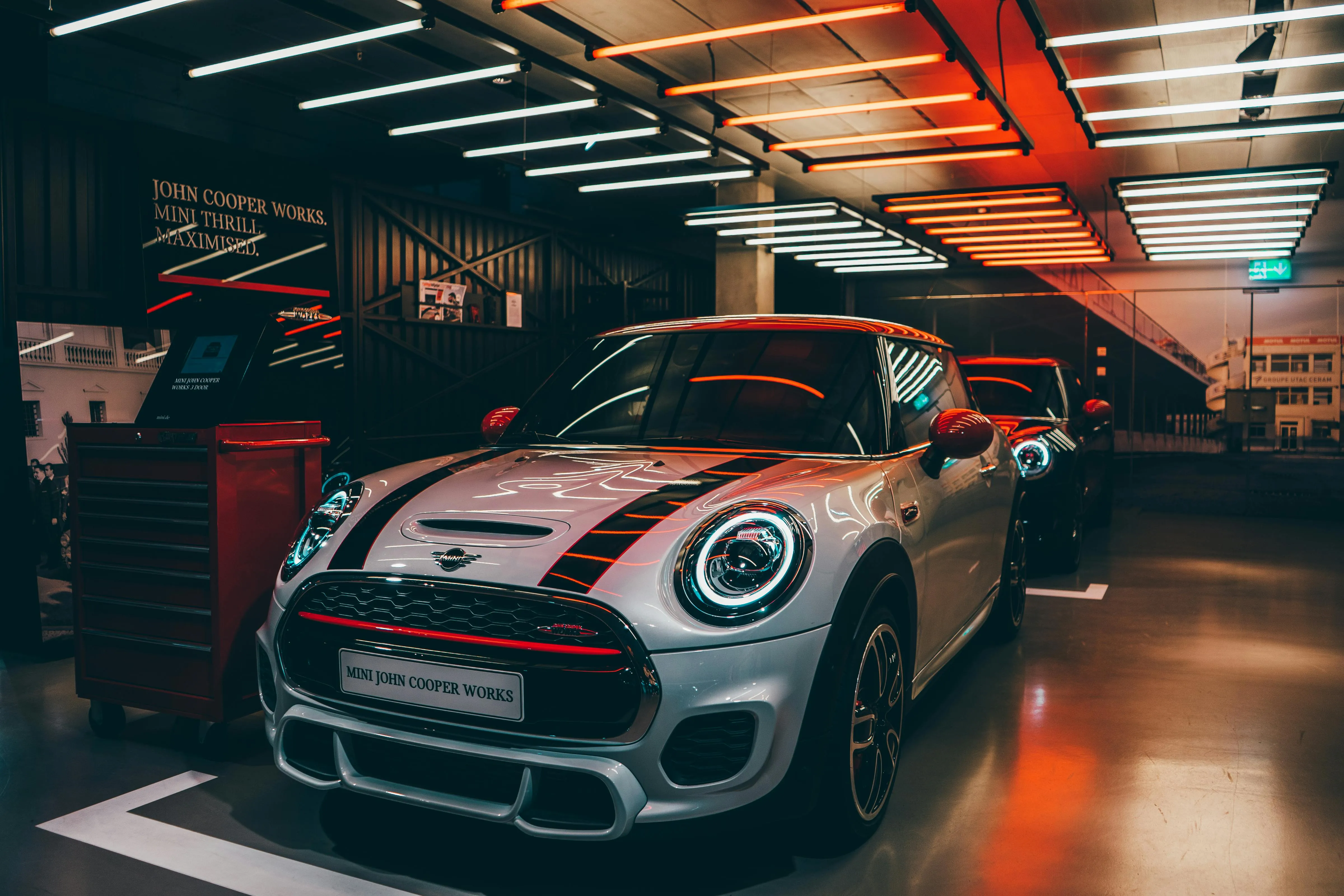 En mini cooper i ett garage