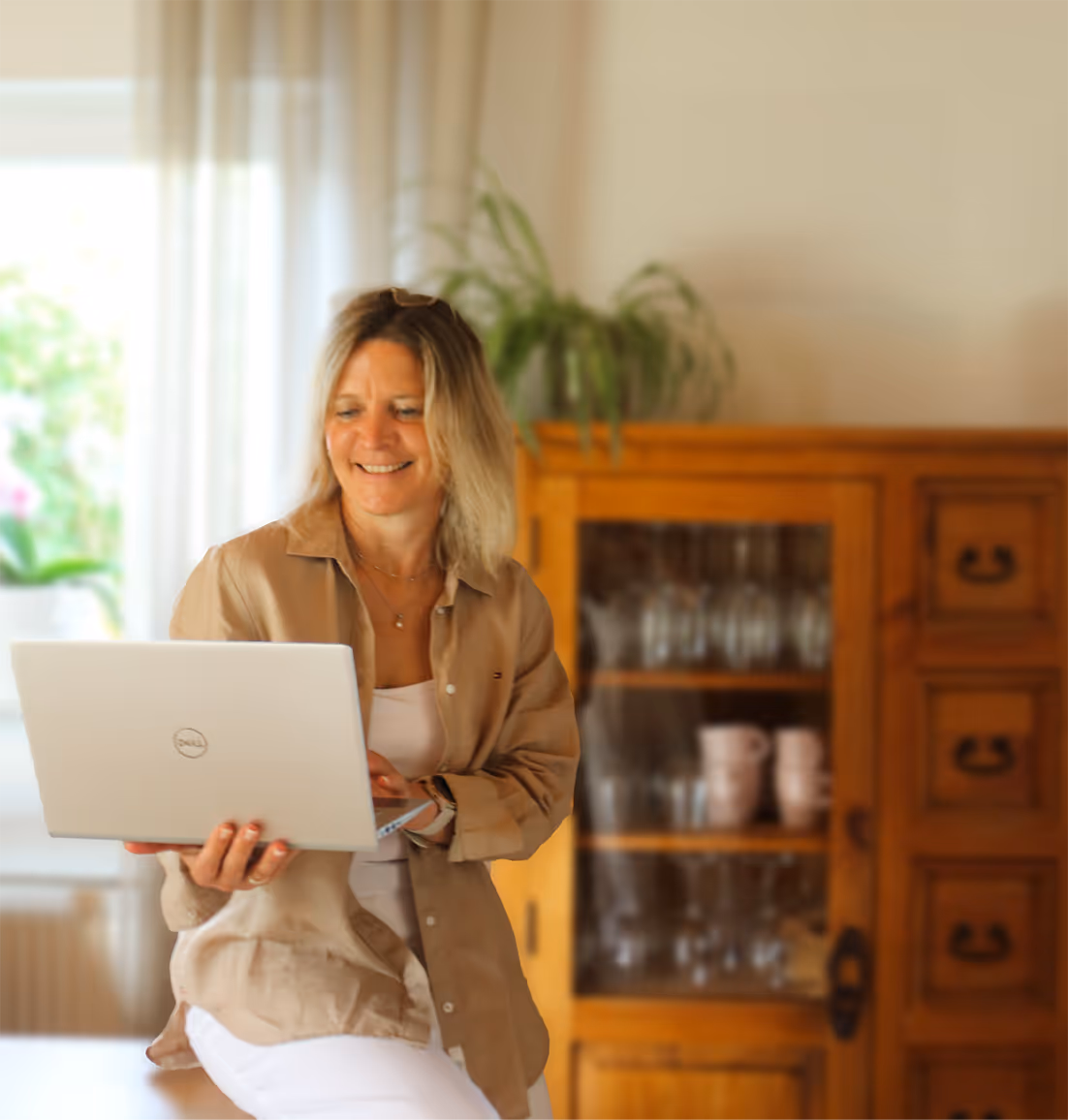 Systemisches Coaching online – Katrin Höfer bei der Arbeit am Laptop