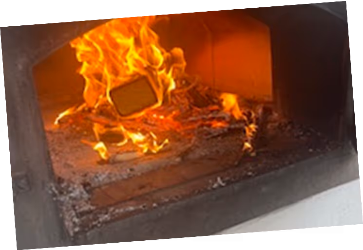 Traditionelles Backen im Holzofen – Feuer als Sinnbild für Verbundenheit und Ursprünglichkeit