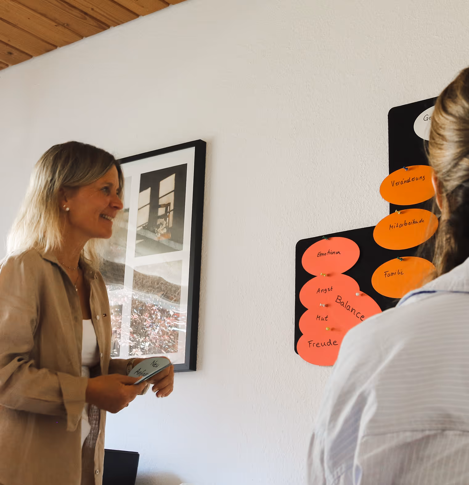 Katrin Höfer im Coaching-Prozess – Reflexion mit Klientin vor einer Wand mit Notizen