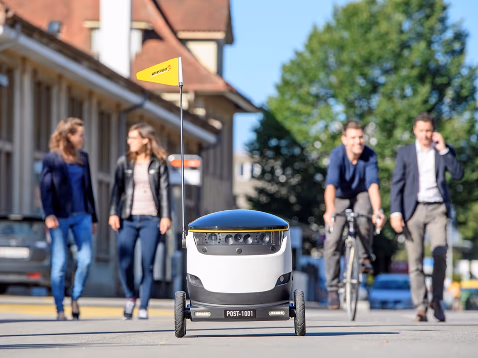 un robot roulant dans la rue