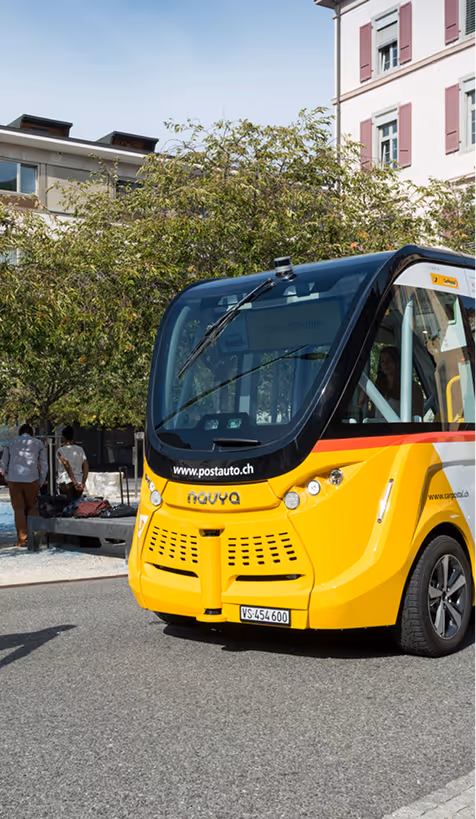 le bus traverse la ville