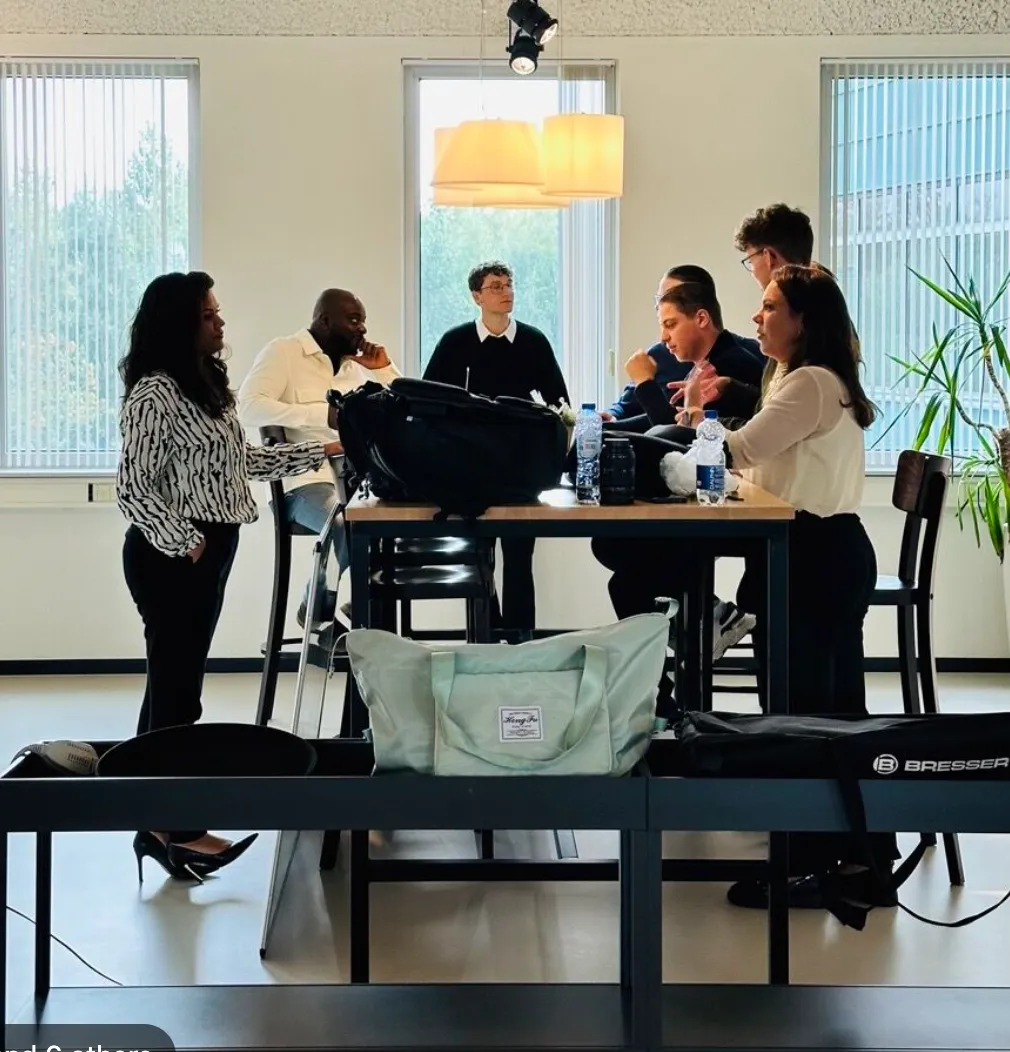 Team in overleg in een vergaderruimte
