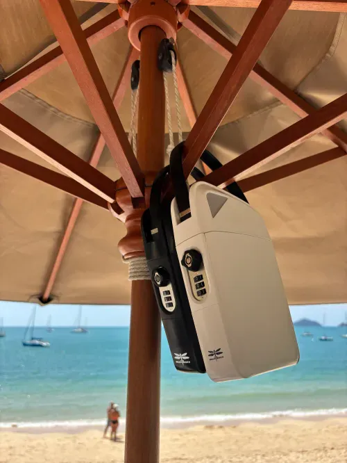 The Beachboxx: kluisje onder een parasol op het strand