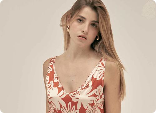 The Polonio: model in een jurk met bloemenprint
