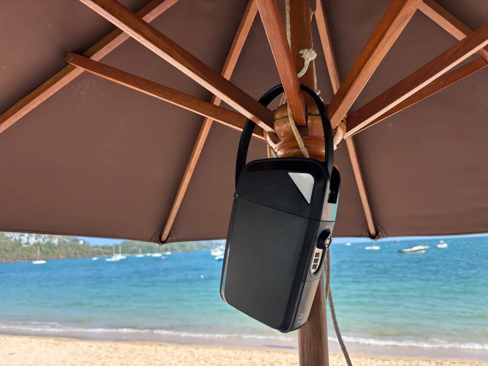 The Beachboxx: strandkluisje aan een parasol