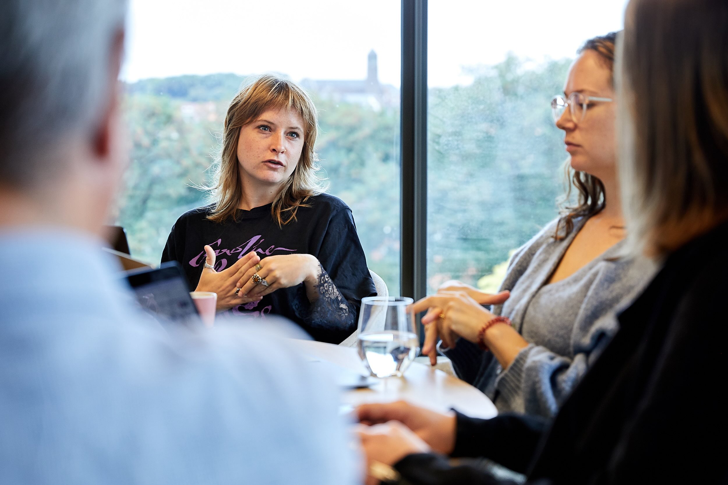 Een zoom-in van twee ticketmatic medewerkers van customer success tijdens een meeting.