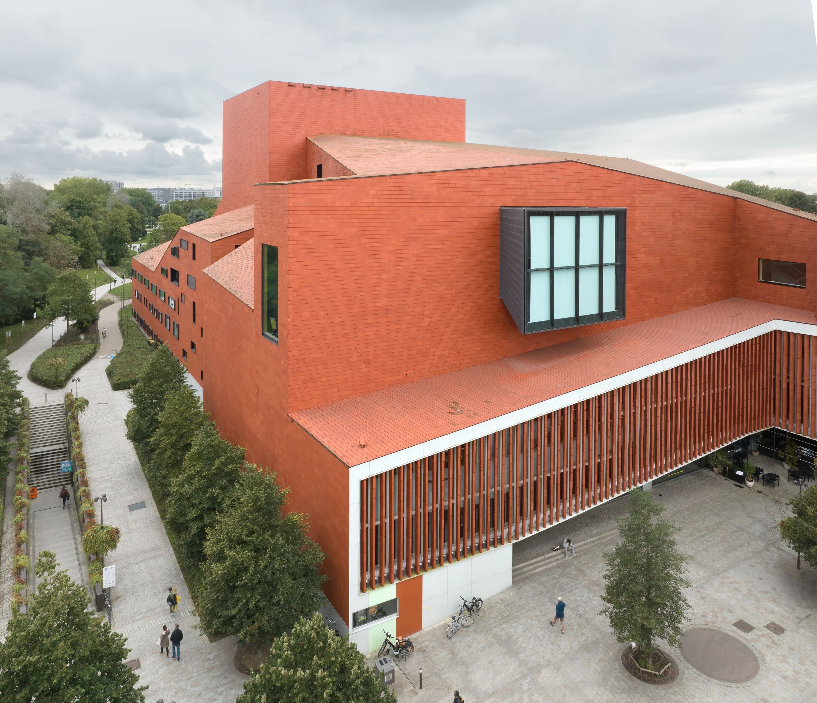 Een bovenaanzicht van Concertgebouw Brugge, met focus op de terracotta gevel.