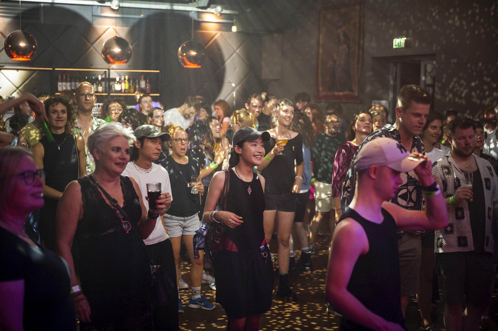 Een drukke dansvloer met mensen die genieten van een feest.