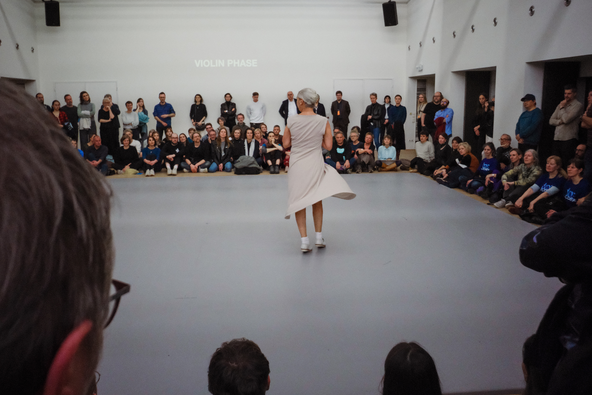 Een dansvoorstelling met een danseres in het midden van een dansvloer, tijdens het dansfestival Body Of Work