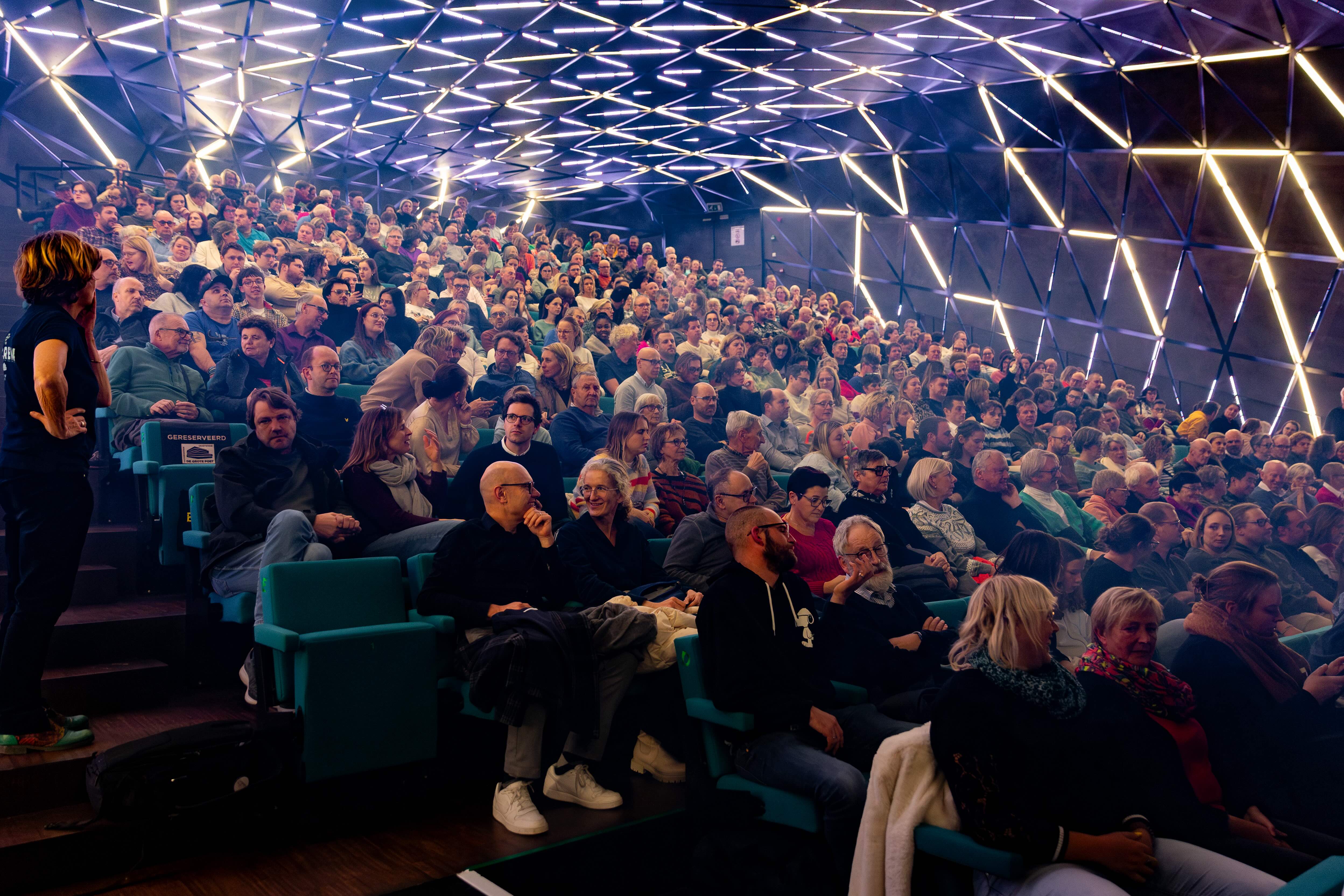 De grote zaal in cultuurcentrum De Grote Post, vol publiek.