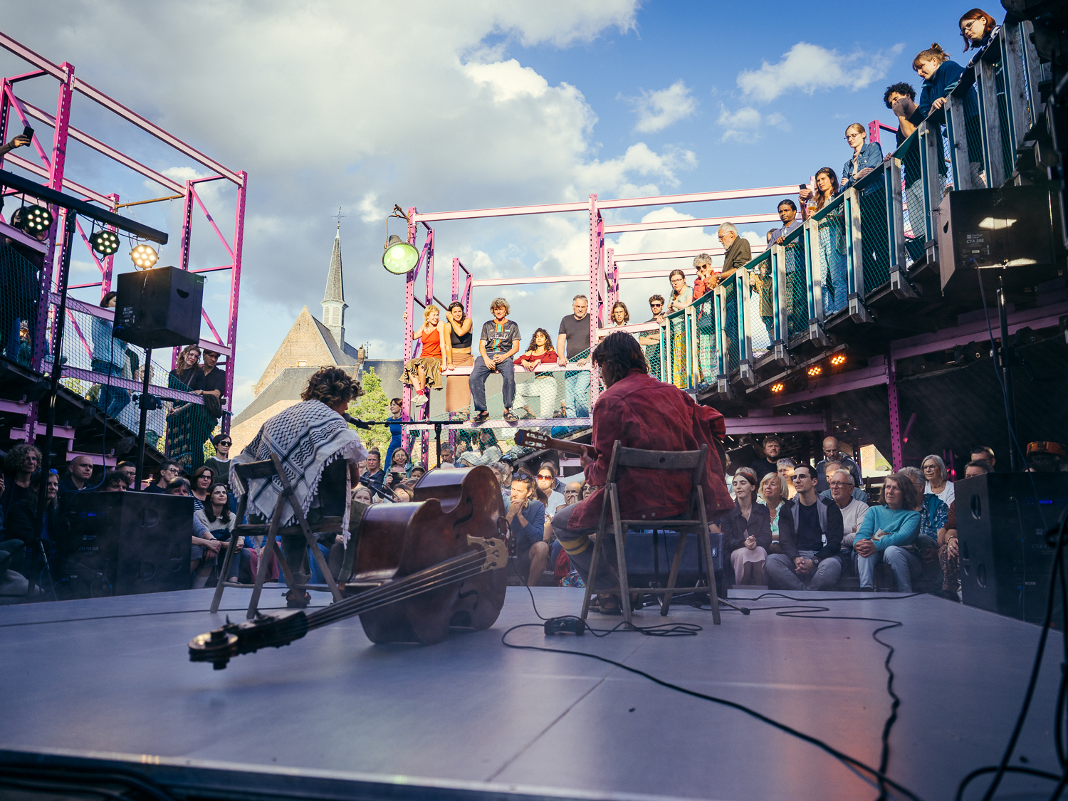 Twee muzikanten aan de slag op de Olevodroom in Leuven, een publiek kijkt toe.