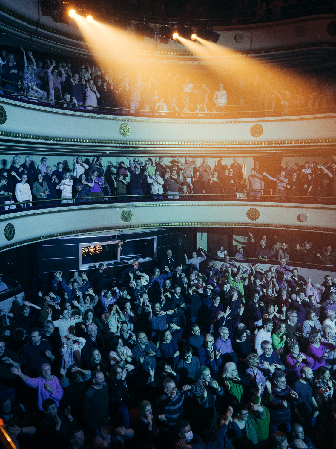 Een volle schouwburg op een openingsevenment van 30CC.