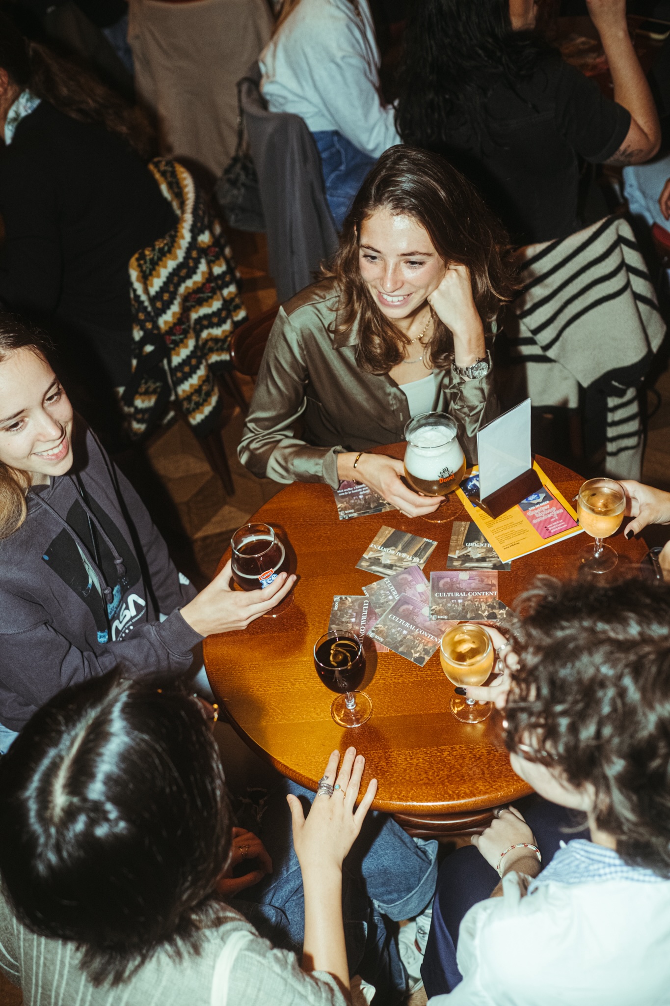 Vriendinnen drinken samen een glas na een voorstelling