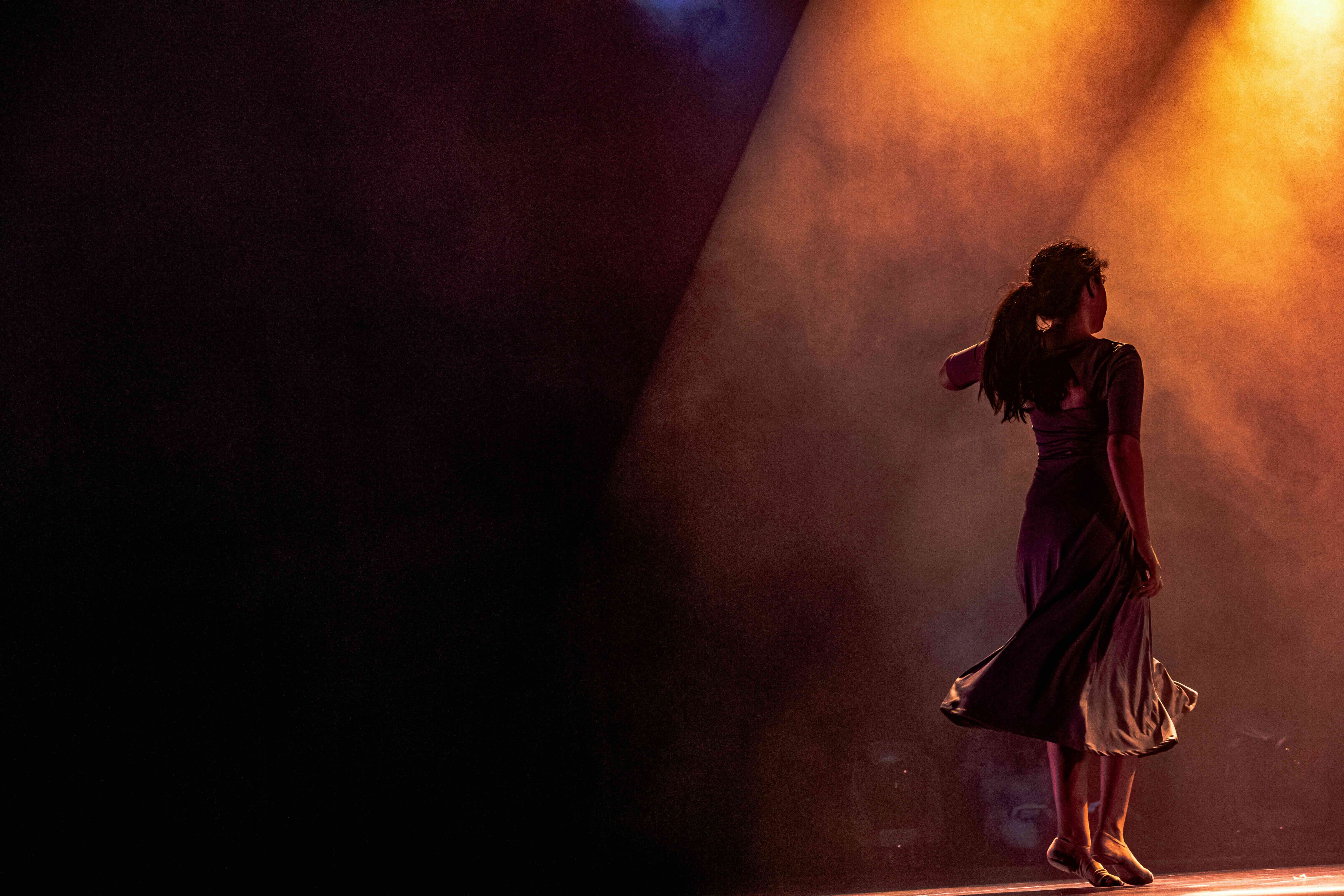 Une danseuse sous les projecteurs sur scène