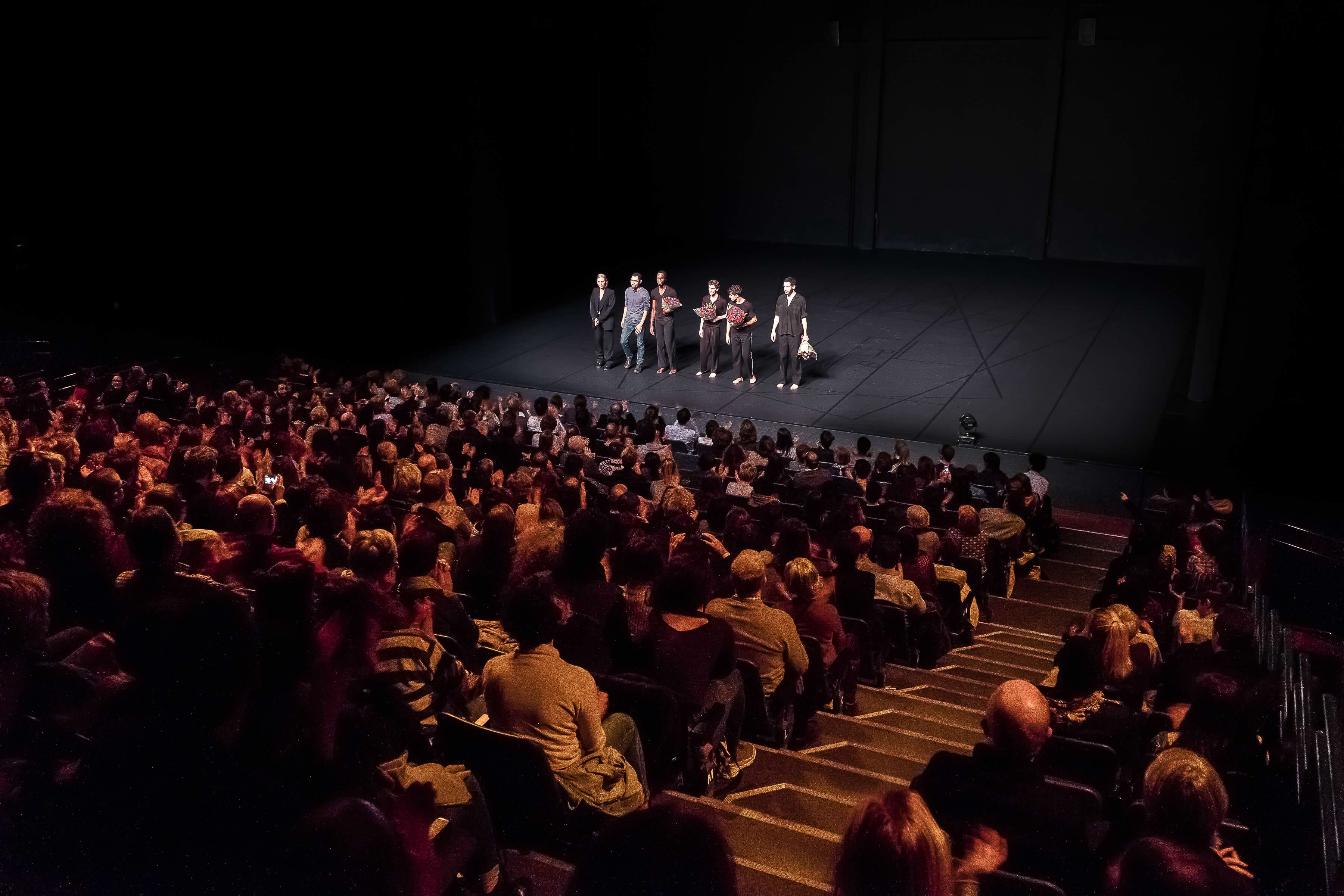 Een theatergezelschap bedankt het publiek na afloop van een voorstelling.