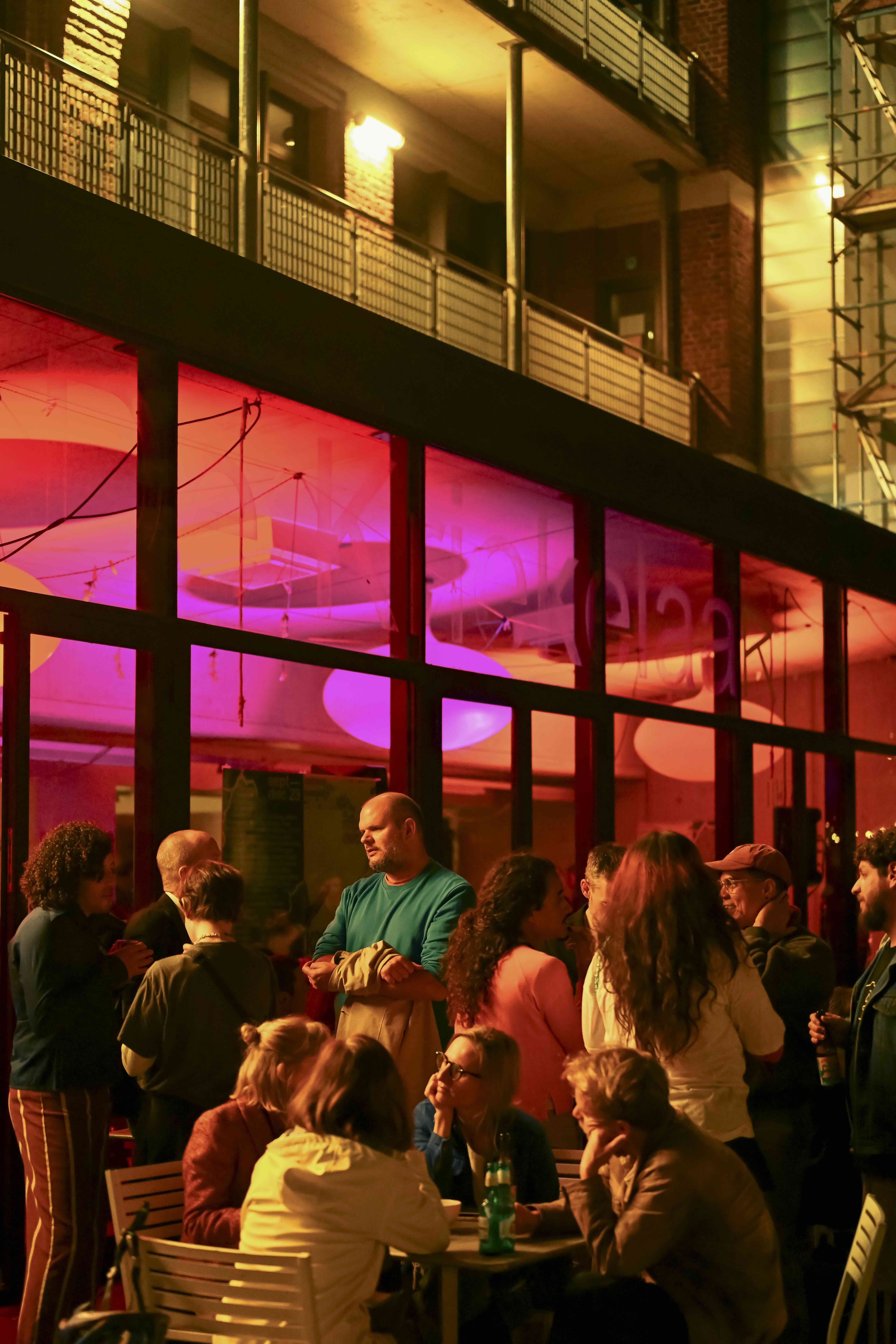 Le public du Kaaitheater qui discute encore dehors après une représentation.