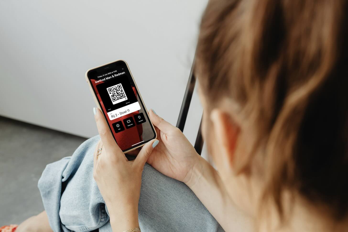 Iemand opent een secure ticket in de ticketmatic app