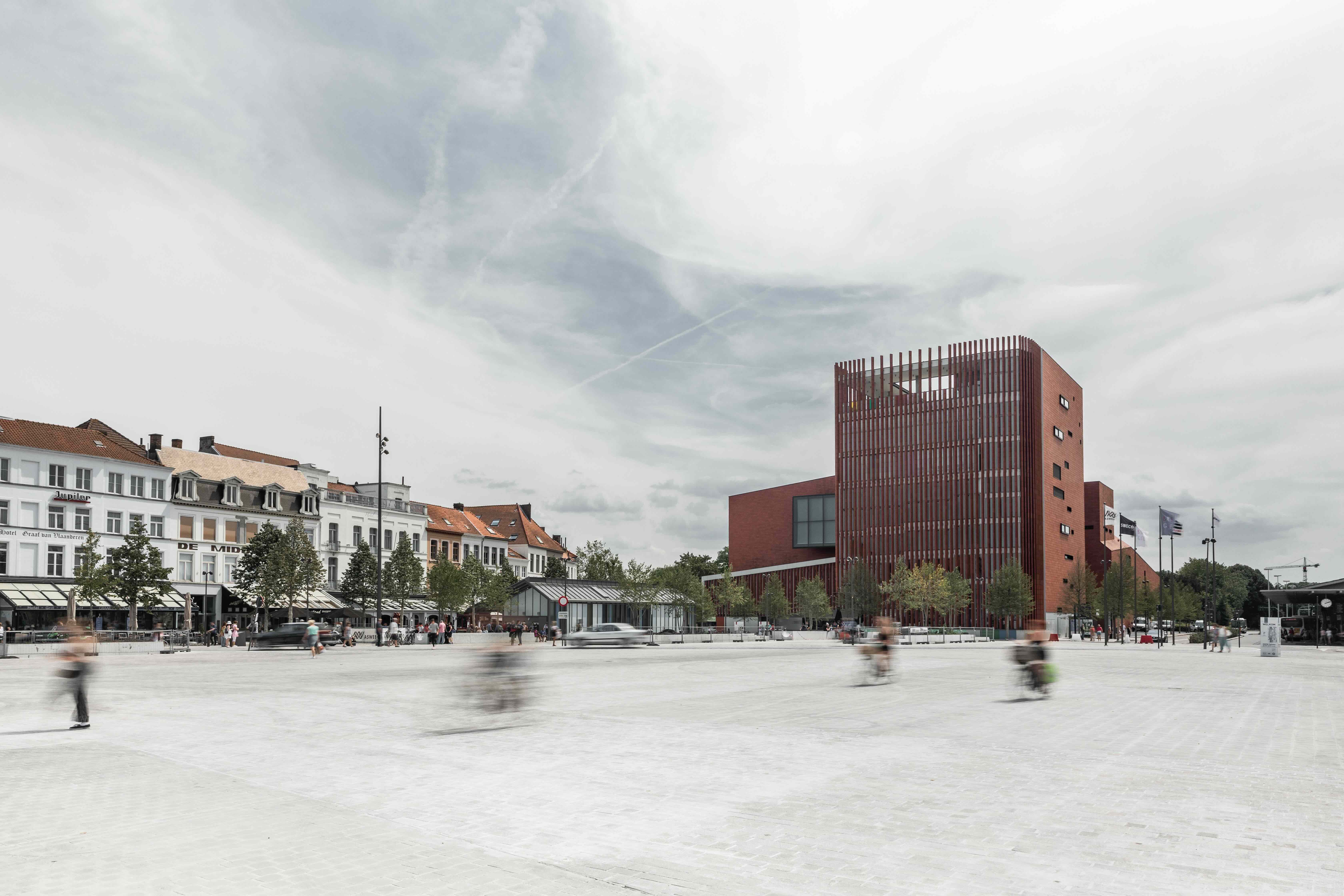 ’t Zand à Bruges, avec le Concertgebouw Brugge en arrière-plan.