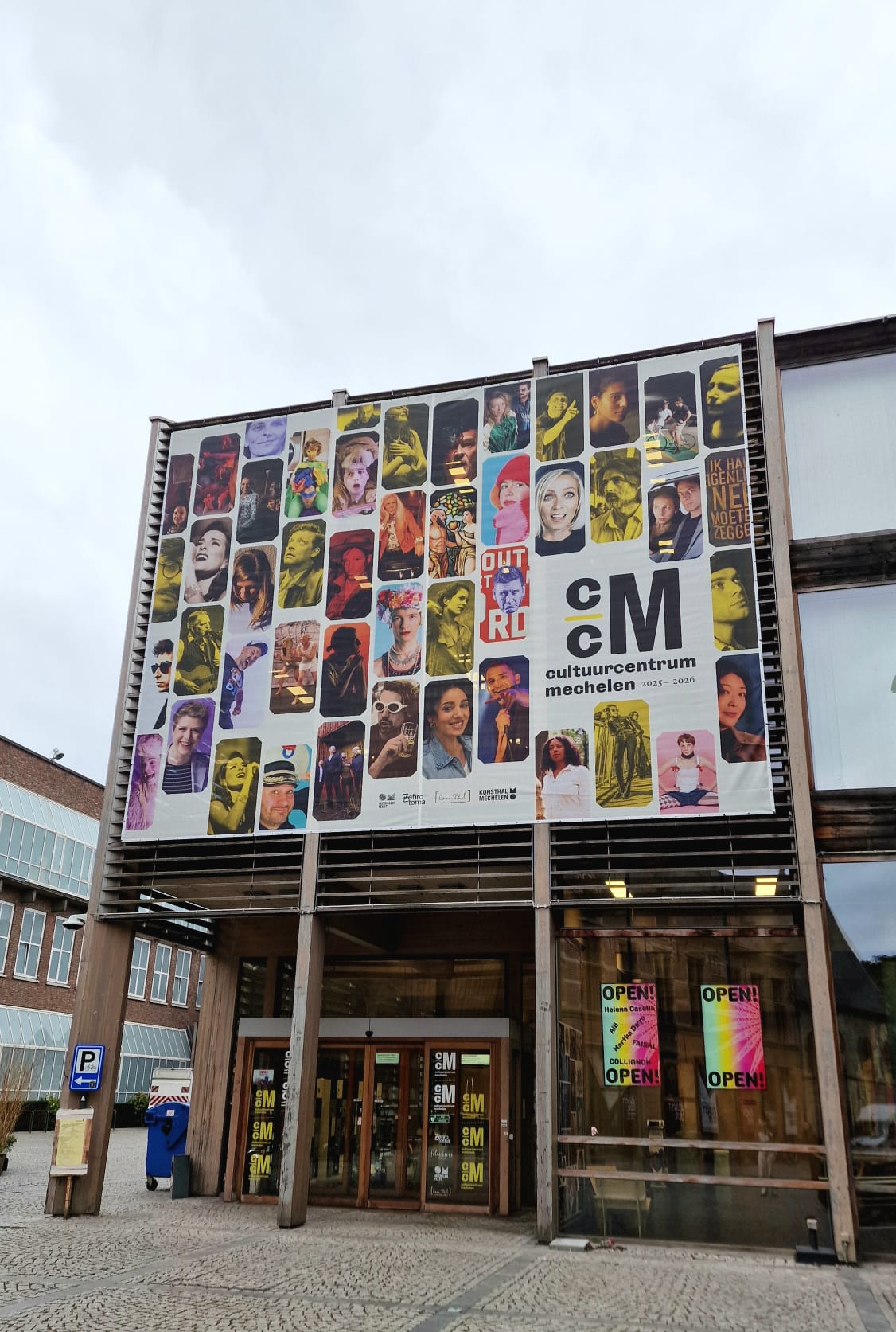 De voorgevel van CC Mechelen met een grote affiche voor hun cultuurseizoen 2025-2026.