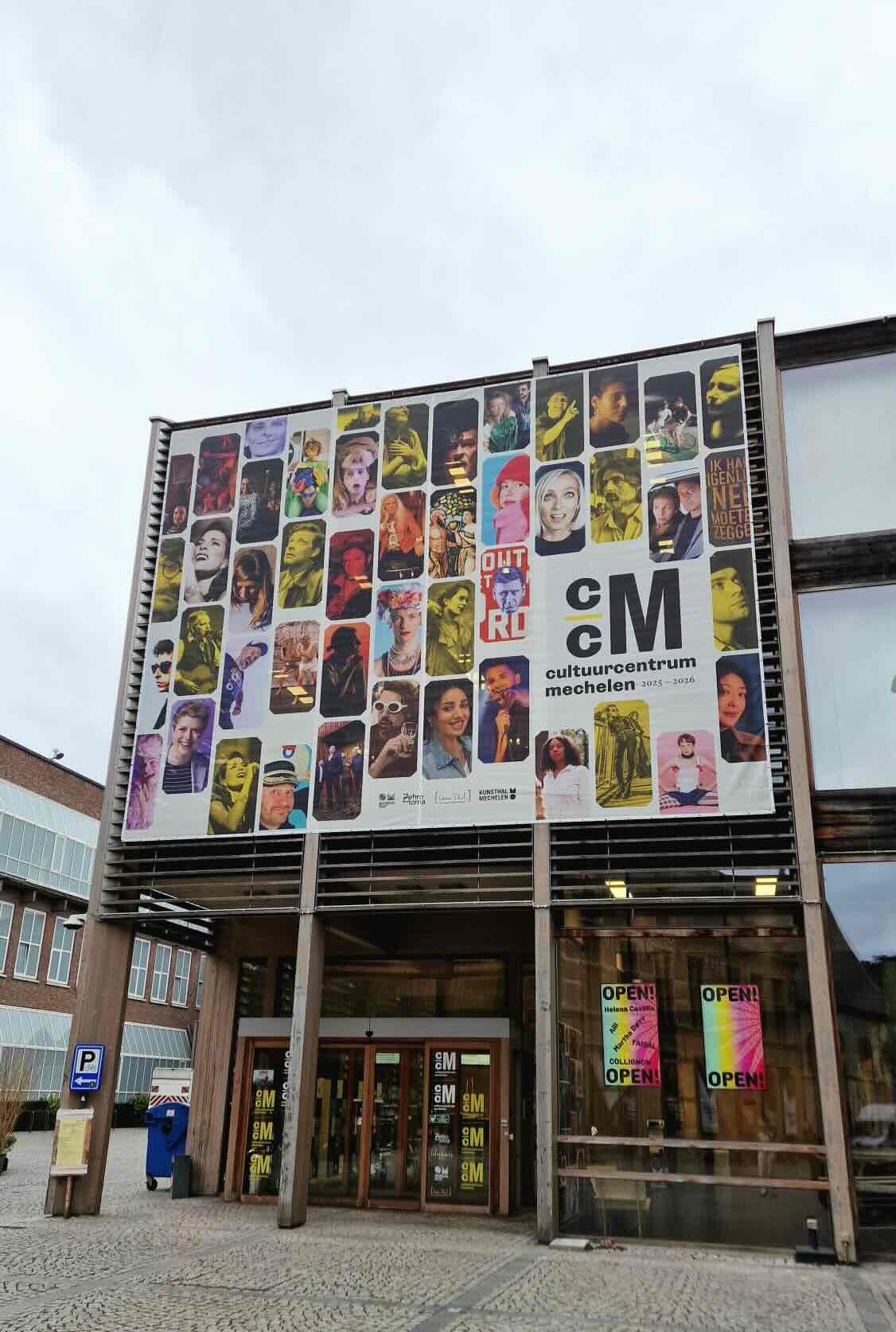 De voorgevel van CC Mechelen met een grote affiche voor hun cultuurseizoen 2025-2026.