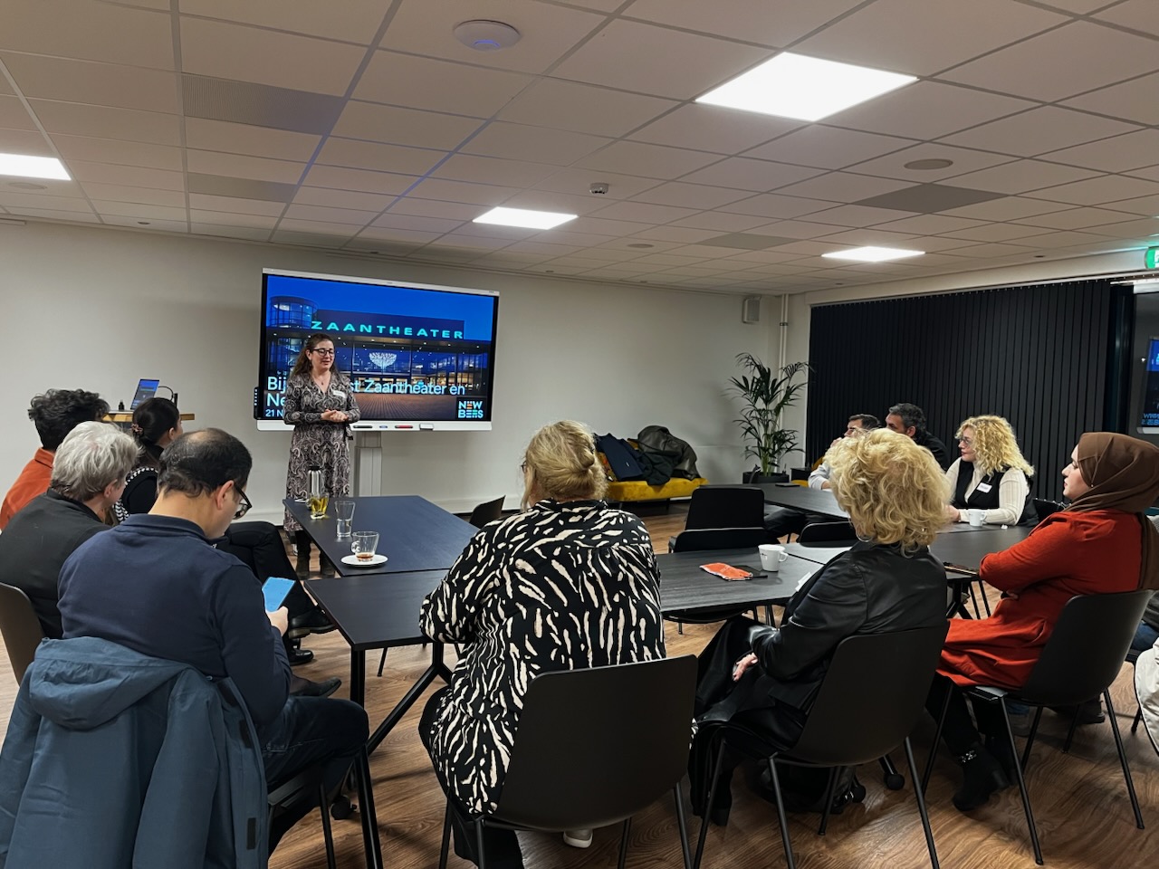 Group meeting at the Zaantheater, where volunteers and newcomers take part in a presentation about the buddy program with NewBees.