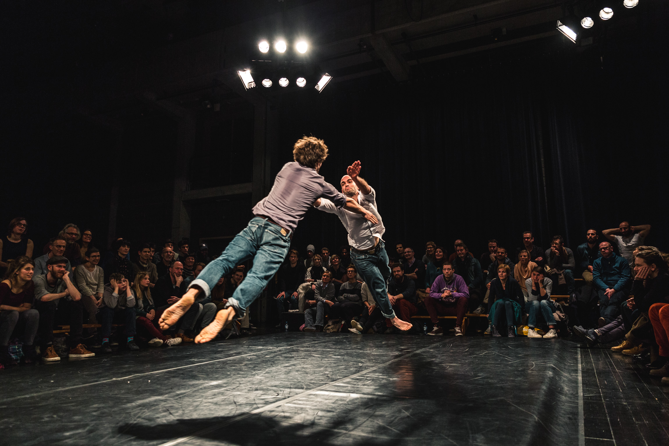 Performance dansée dans un espace black box intimiste à VIERNULVIER, avec des interprètes sur scène et le public tout autour.
