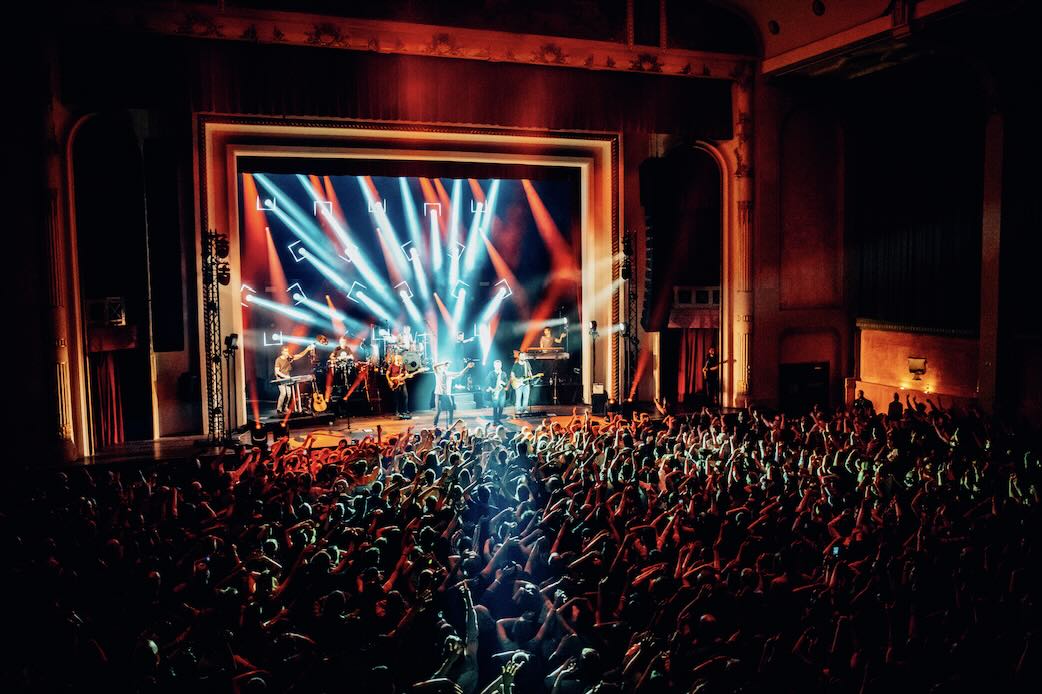volle concertzaal bij De Roma met live band en enthousiast publiek tijdens optreden
