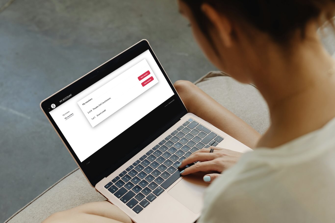 Bezoeker beheert vouchers en tickettegoed in een persoonlijke self-service omgeving op laptop