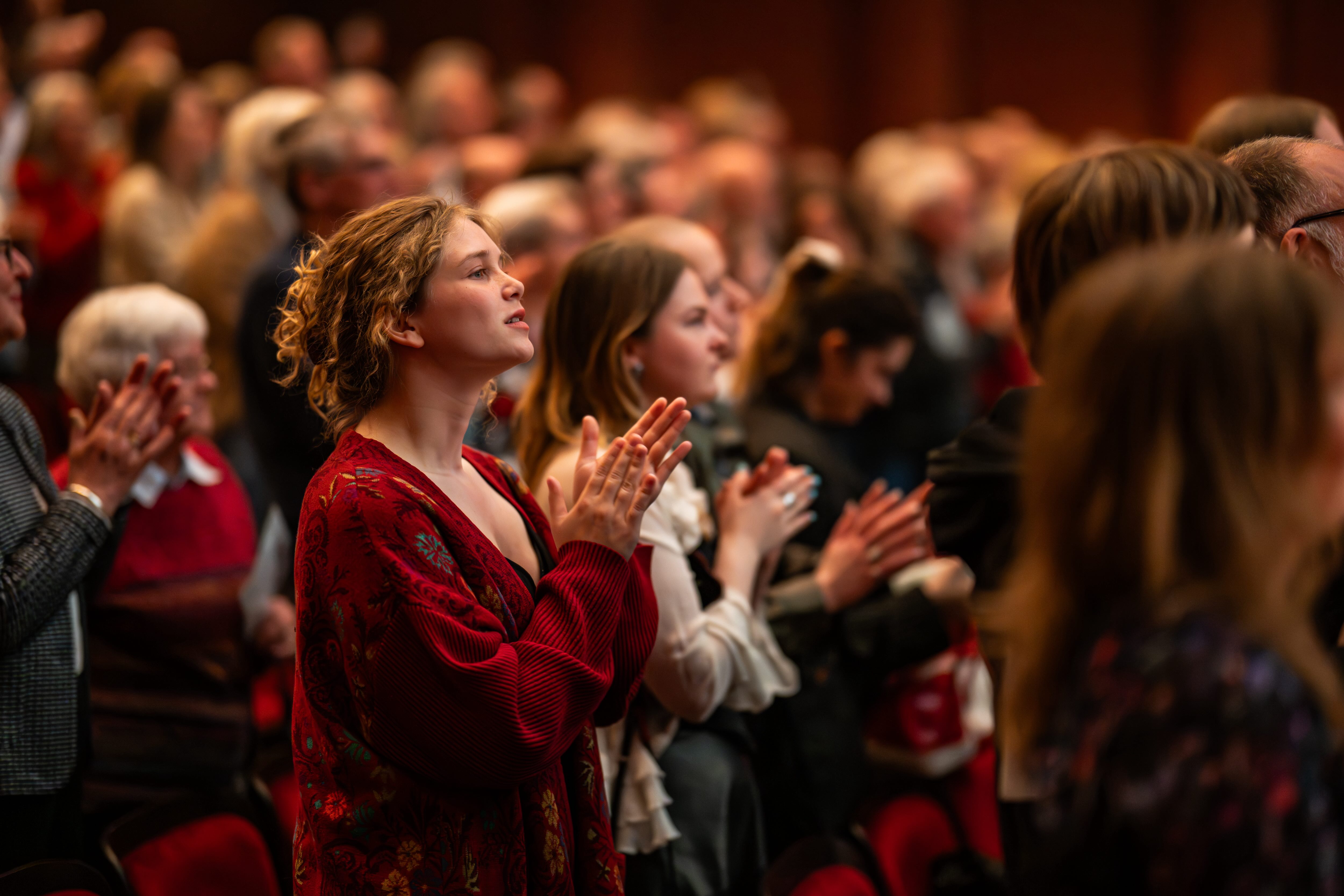Publiek applaudisseert tijdens een voorstelling bij Zwolse theaters