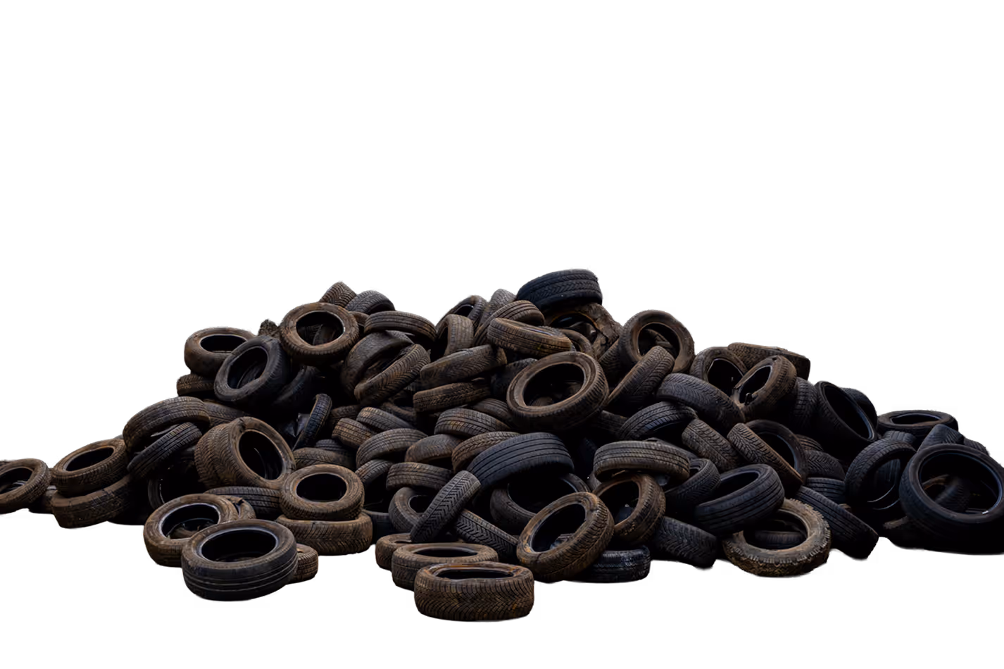 Altreifen auf dem Hof von Autoverwertung Neumann