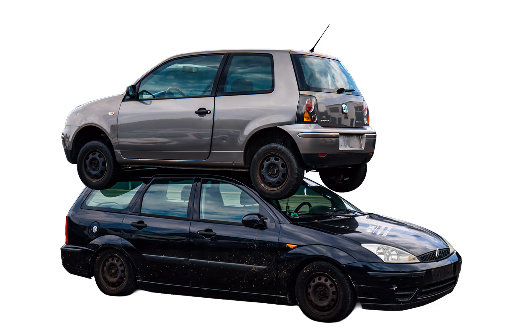 Zwei Autos auf einander gestapelt auf dem Hof von Autoverwertung Neumann