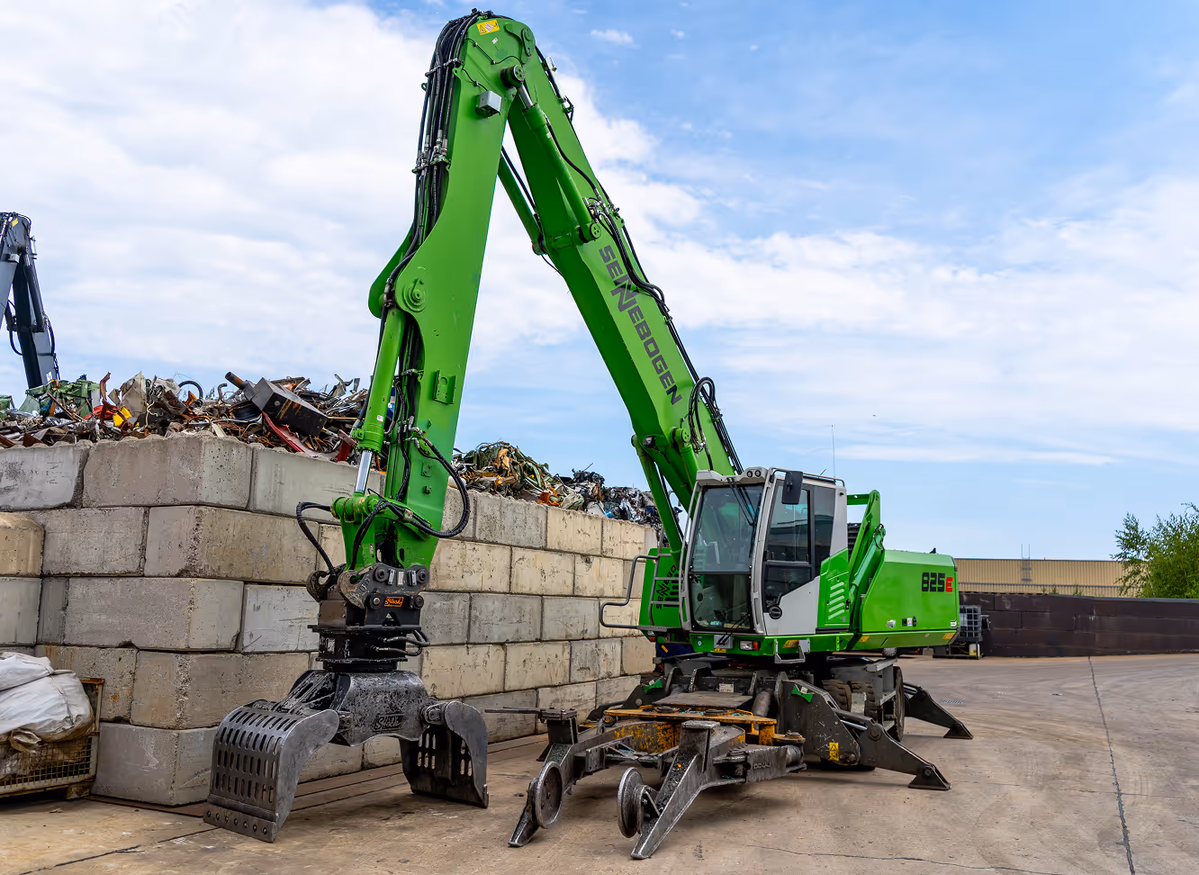 Ein grüner LKW von Autoverwertung Neumann