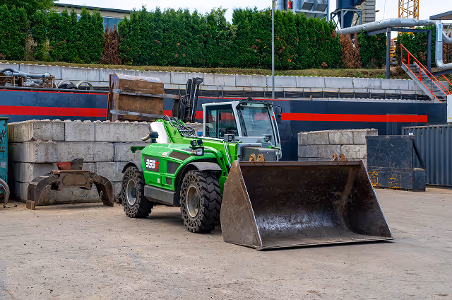 Ein grüner Bagger von Autoverwertung Neumann