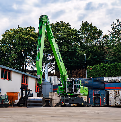 Ein grüner Bagger von Autoverwertung Neumann