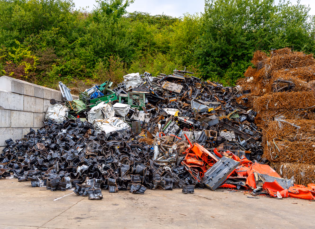 Metallrecyclingstoffe auf dem Hof