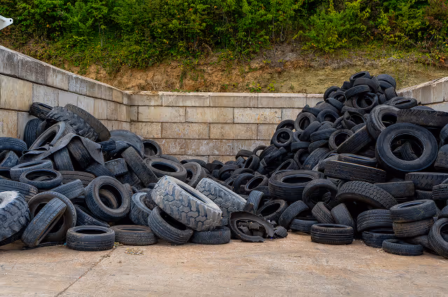 Altreifen auf dem Hof von Autoverwertung Neumann